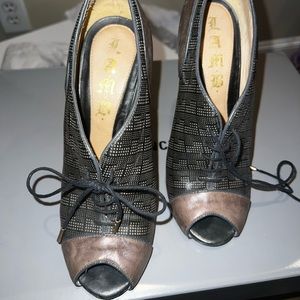 L.a.m.b. Lamb Gwen Stefani Oxford peep toe lace tongueless leather heels booties